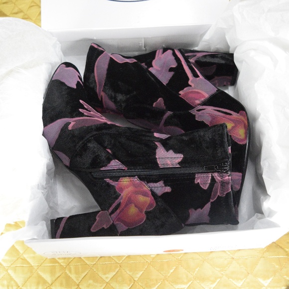 NEW Steve Madden Size 8/10 Velvet Floral Boots - Picture 8 of 8